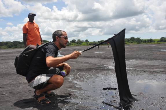 Brincando com o piche do Pitch Lake, região de San Fernado, em Trinidad e Tobago